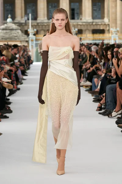 Look 10
